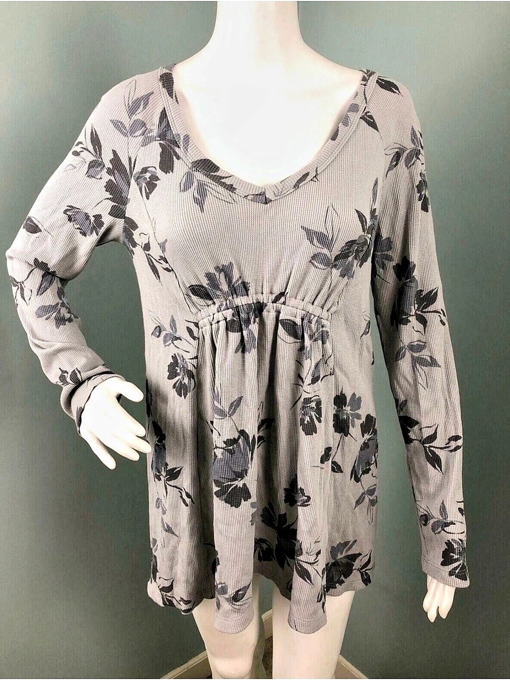 Isabel maternity Floral Tunic in Gray & White Size Medium New with tag
